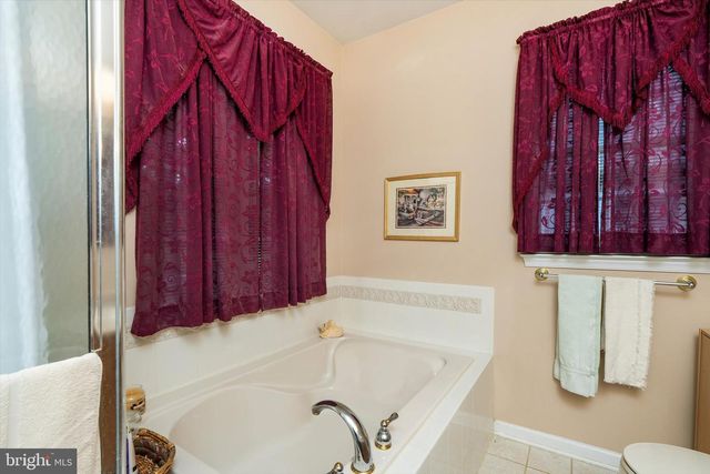 10 HUMMINGBIRD DR, Hamilton, NJ 08690