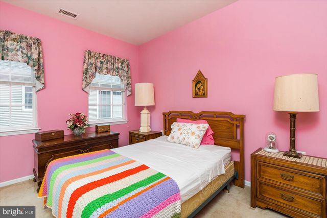 10 HUMMINGBIRD DR, Hamilton, NJ 08690