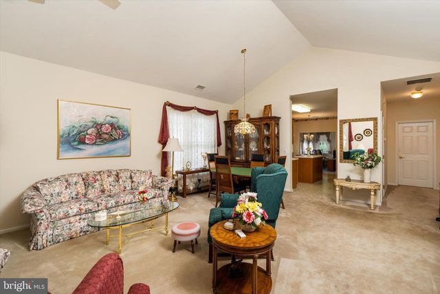10 HUMMINGBIRD DR, Hamilton, NJ 08690