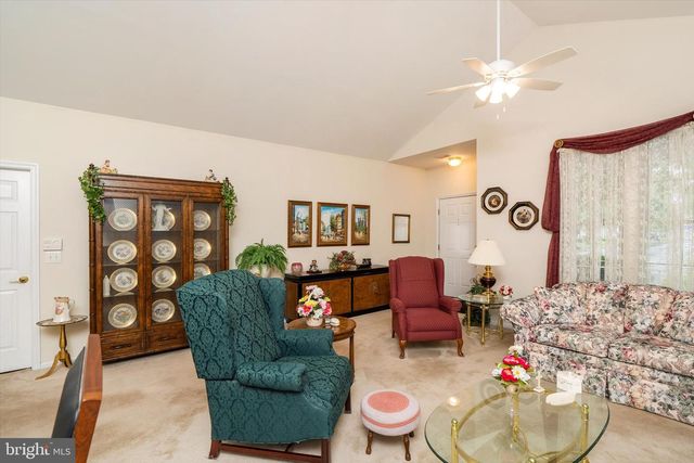 10 HUMMINGBIRD DR, Hamilton, NJ 08690