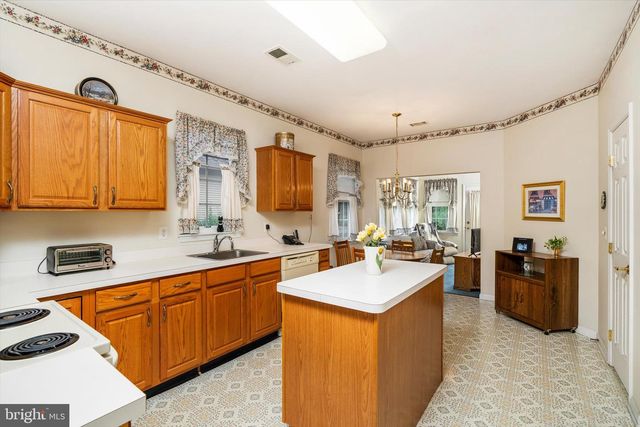 10 HUMMINGBIRD DR, Hamilton, NJ 08690