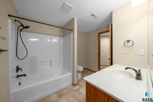 6608 S Bellwood Ave Avenue, Sioux Falls, SD 57108