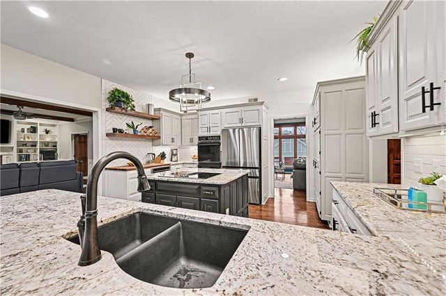 6113 N Mattox Road, Kansas City, MO 64151