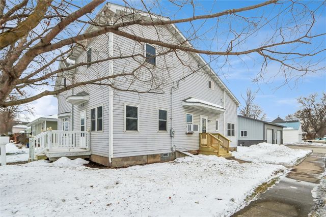 300 W Pine Street, Marengo, IA 52301