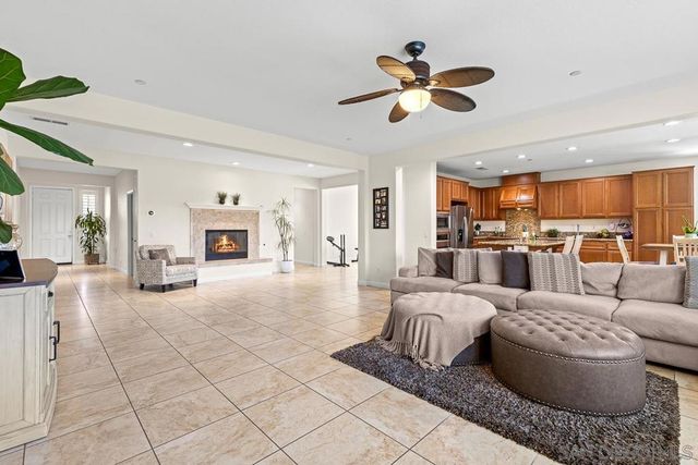 705 Sungold Way, Escondido, CA 92027