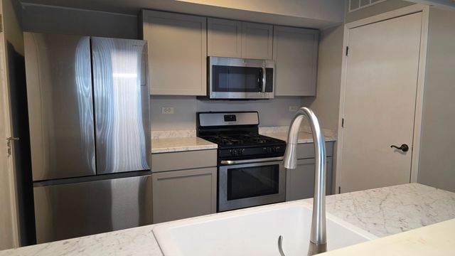 462 Thomas Paine Court 1, Aurora, IL 60504