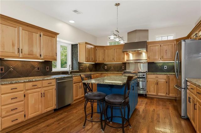808 SW Springwater Lane, Lee's Summit, MO 64081