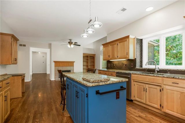 808 SW Springwater Lane, Lee's Summit, MO 64081