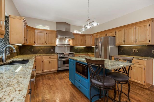 808 SW Springwater Lane, Lee's Summit, MO 64081