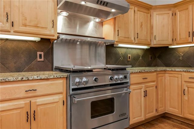 808 SW Springwater Lane, Lee's Summit, MO 64081