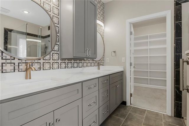 808 SW Springwater Lane, Lee's Summit, MO 64081
