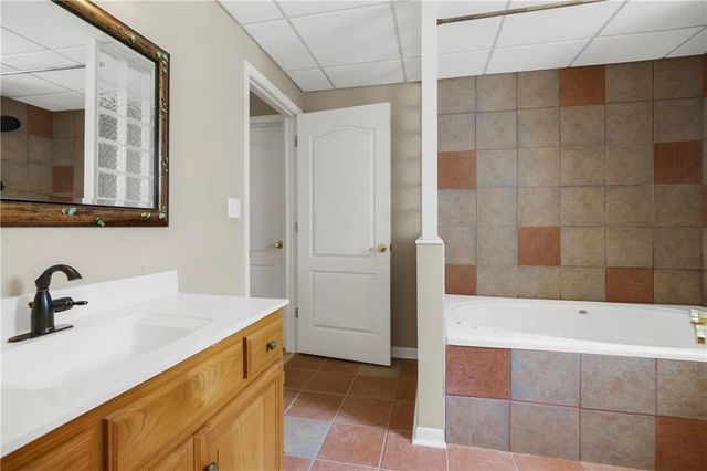808 SW Springwater Lane, Lee's Summit, MO 64081