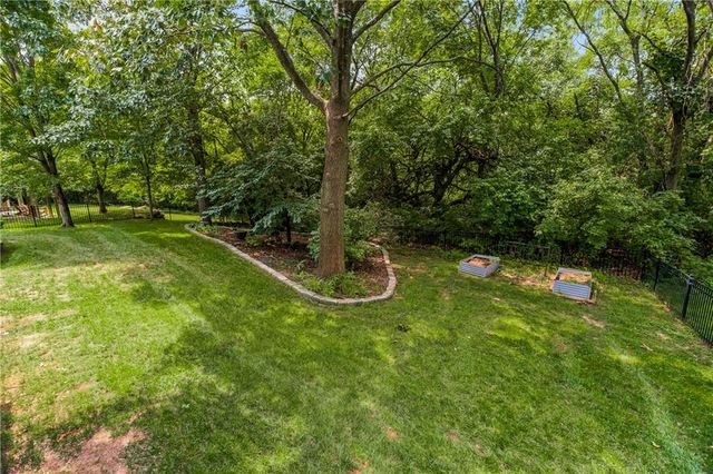 808 SW Springwater Lane, Lee's Summit, MO 64081