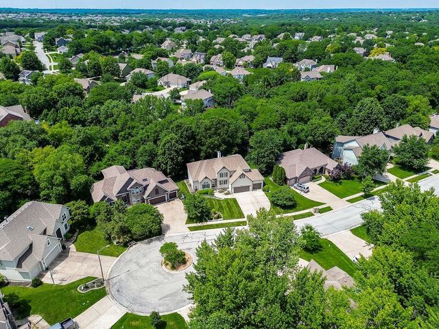 808 SW Springwater Lane, Lee's Summit, MO 64081