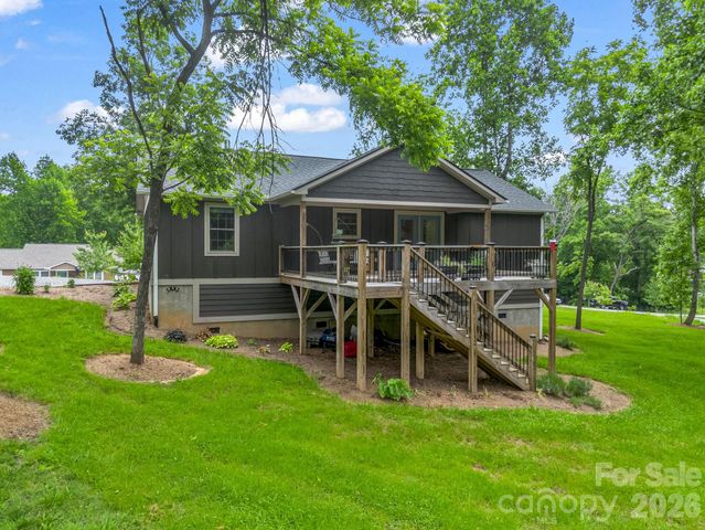 100 Walt Drive, Hendersonville, NC 28792
