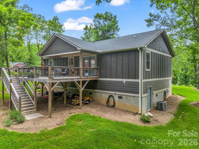 100 Walt Drive, Hendersonville, NC 28792