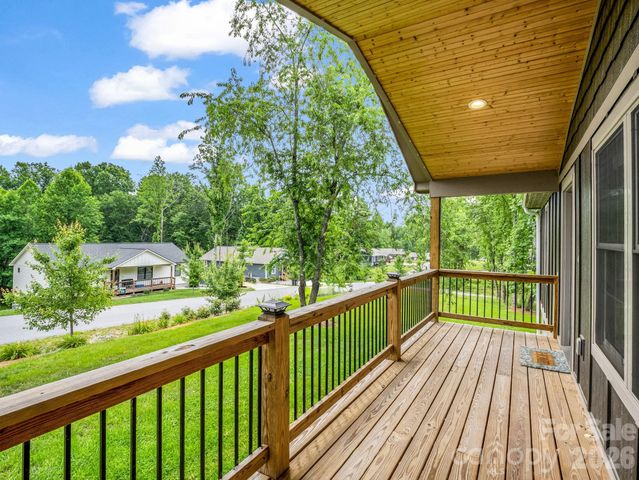 100 Walt Drive, Hendersonville, NC 28792