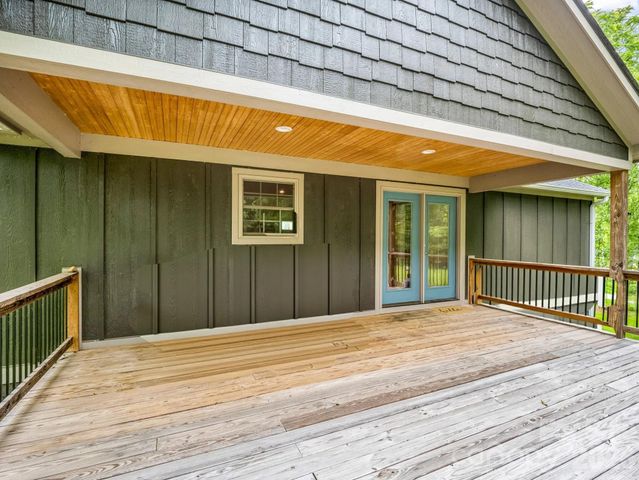 100 Walt Drive, Hendersonville, NC 28792
