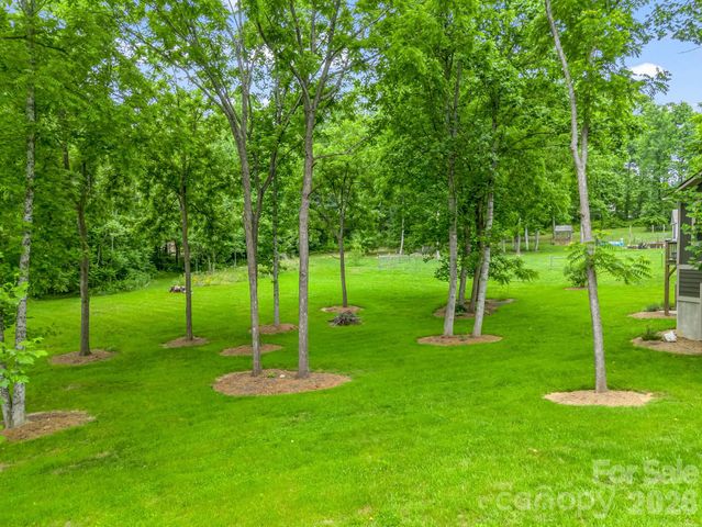 100 Walt Drive, Hendersonville, NC 28792