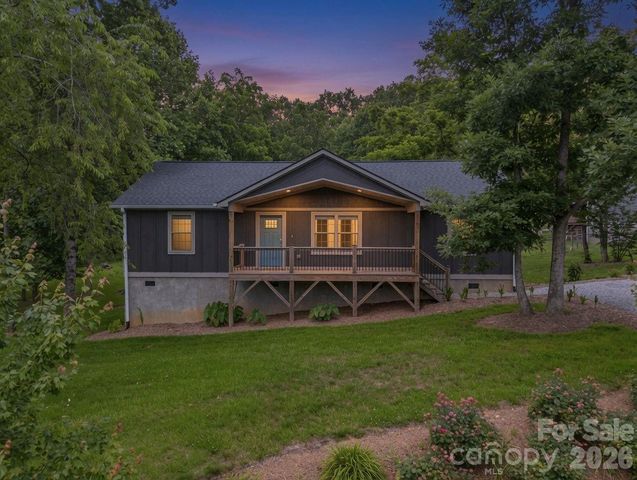 100 Walt Drive, Hendersonville, NC 28792