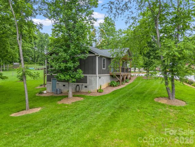 100 Walt Drive, Hendersonville, NC 28792