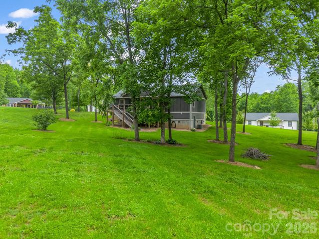 100 Walt Drive, Hendersonville, NC 28792