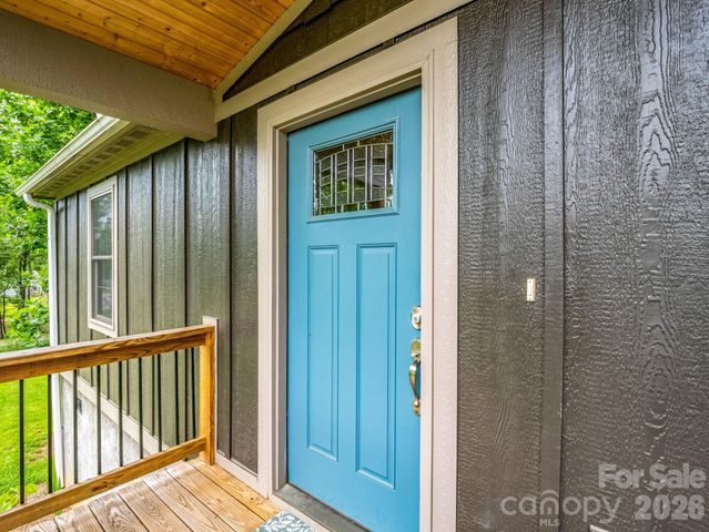 100 Walt Drive, Hendersonville, NC 28792