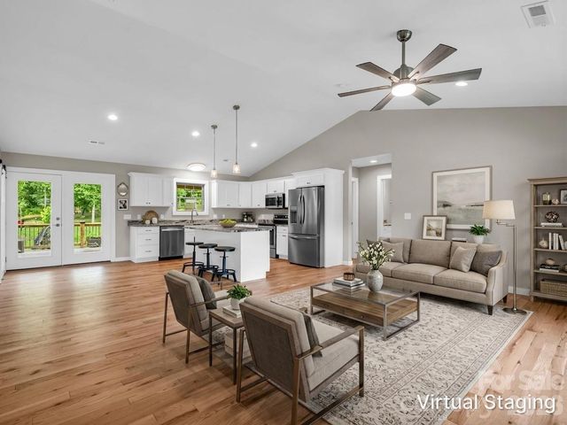 100 Walt Drive, Hendersonville, NC 28792
