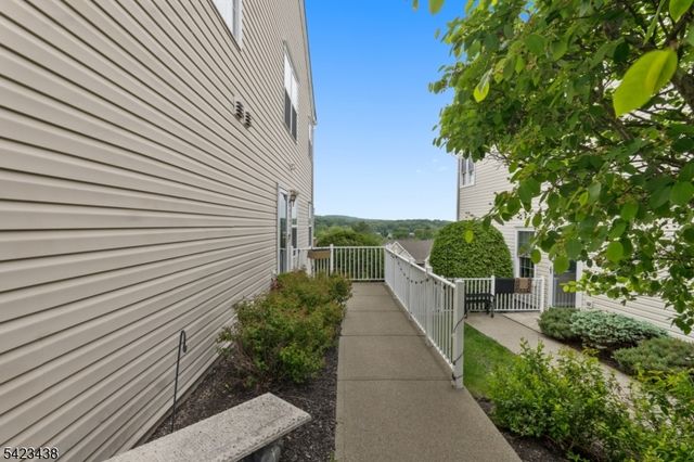 131 Mountainside Dr, Pompton Lakes Boro, NJ 07442