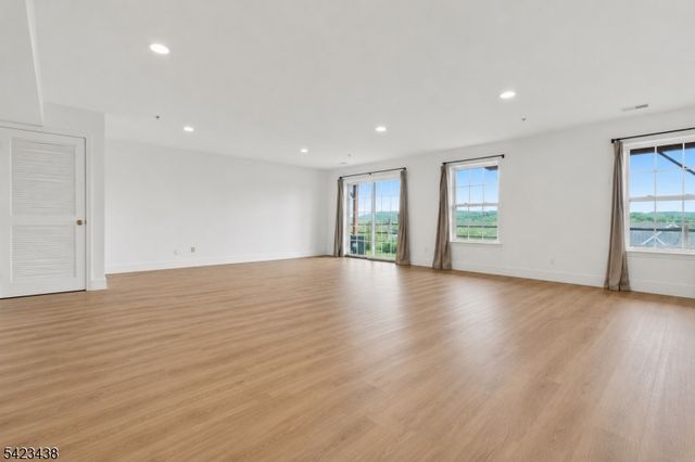 131 Mountainside Dr, Pompton Lakes Boro, NJ 07442