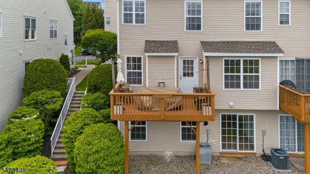 131 Mountainside Dr, Pompton Lakes Boro, NJ 07442