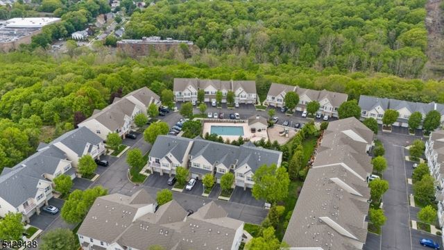 131 Mountainside Dr, Pompton Lakes Boro, NJ 07442