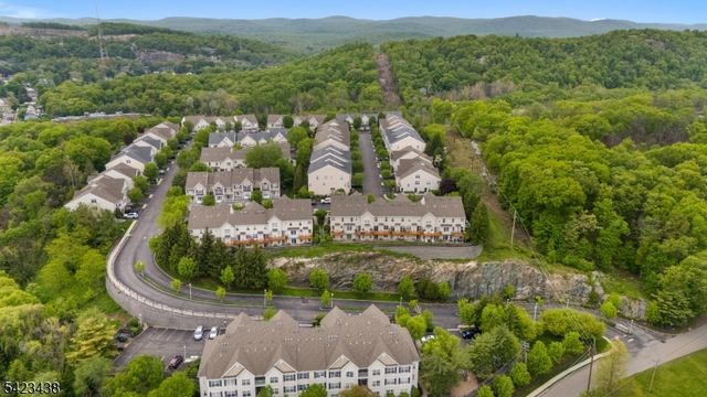 131 Mountainside Dr, Pompton Lakes Boro, NJ 07442
