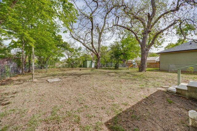 913 W Day Street, Denison, TX 75020