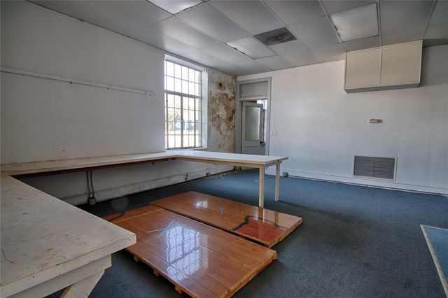 702 Upton Avenue, Schulenburg, TX 78956