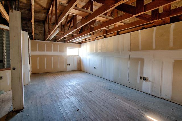 702 Upton Avenue, Schulenburg, TX 78956