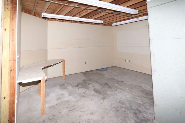 702 Upton Avenue, Schulenburg, TX 78956