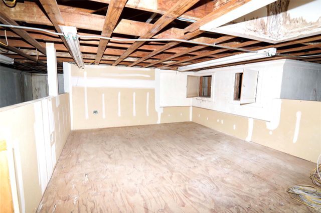 702 Upton Avenue, Schulenburg, TX 78956