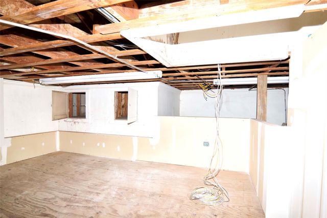 702 Upton Avenue, Schulenburg, TX 78956