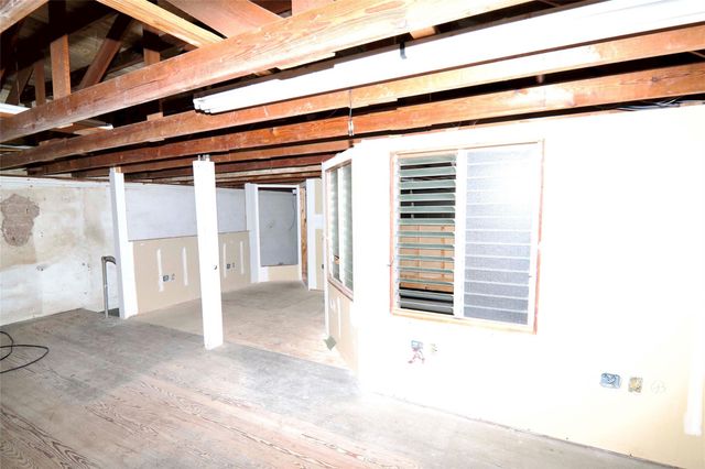 702 Upton Avenue, Schulenburg, TX 78956