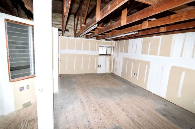 702 Upton Avenue, Schulenburg, TX 78956