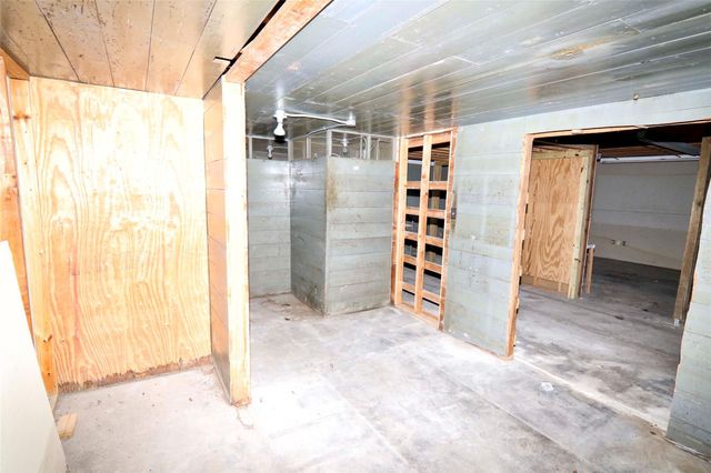 702 Upton Avenue, Schulenburg, TX 78956