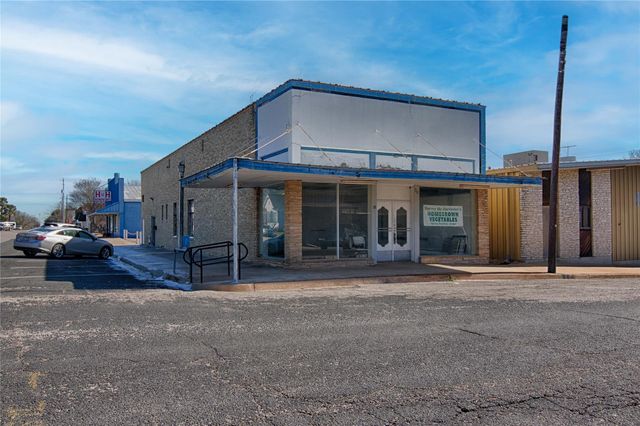 702 Upton Avenue, Schulenburg, TX 78956