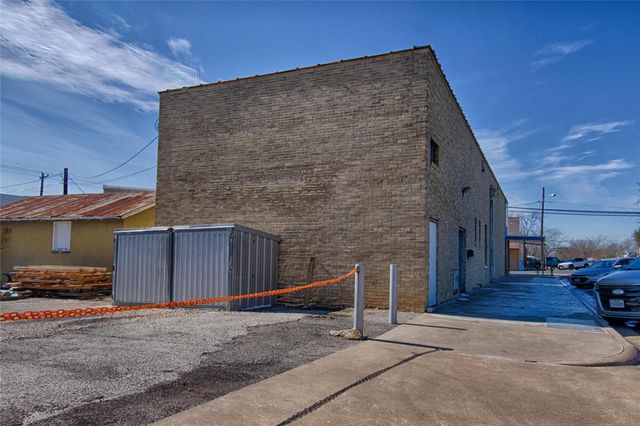 702 Upton Avenue, Schulenburg, TX 78956