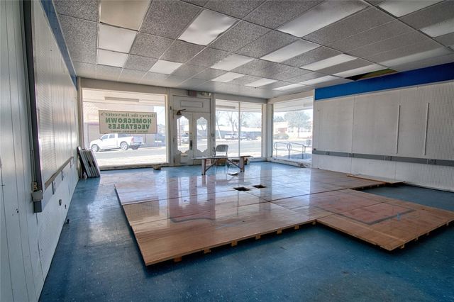 702 Upton Avenue, Schulenburg, TX 78956