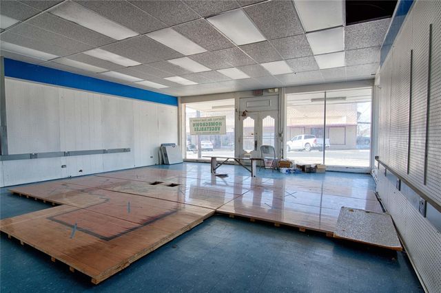 702 Upton Avenue, Schulenburg, TX 78956