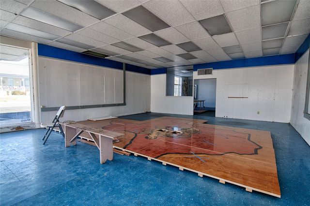 702 Upton Avenue, Schulenburg, TX 78956