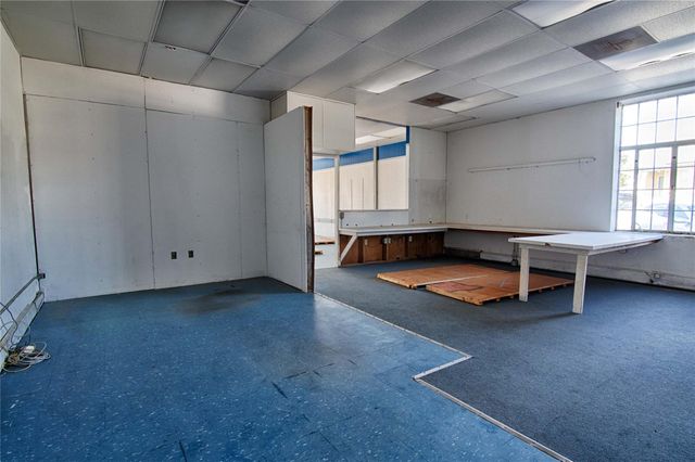 702 Upton Avenue, Schulenburg, TX 78956