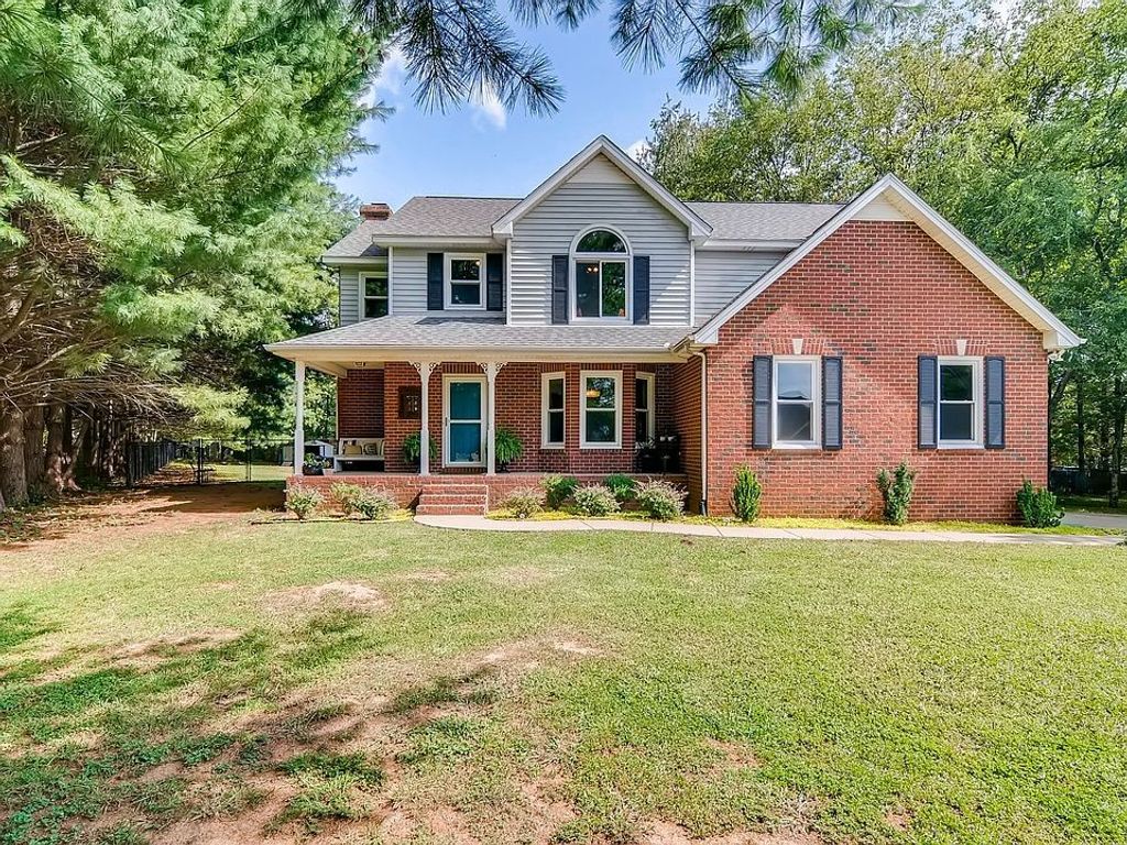 2021 Keenland Dr, Murfreesboro, TN 37127