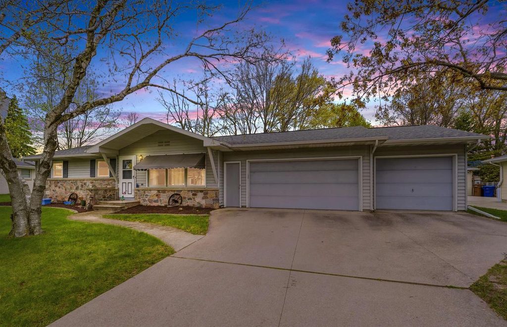 920 LONDON STREET, Menasha, WI 54952